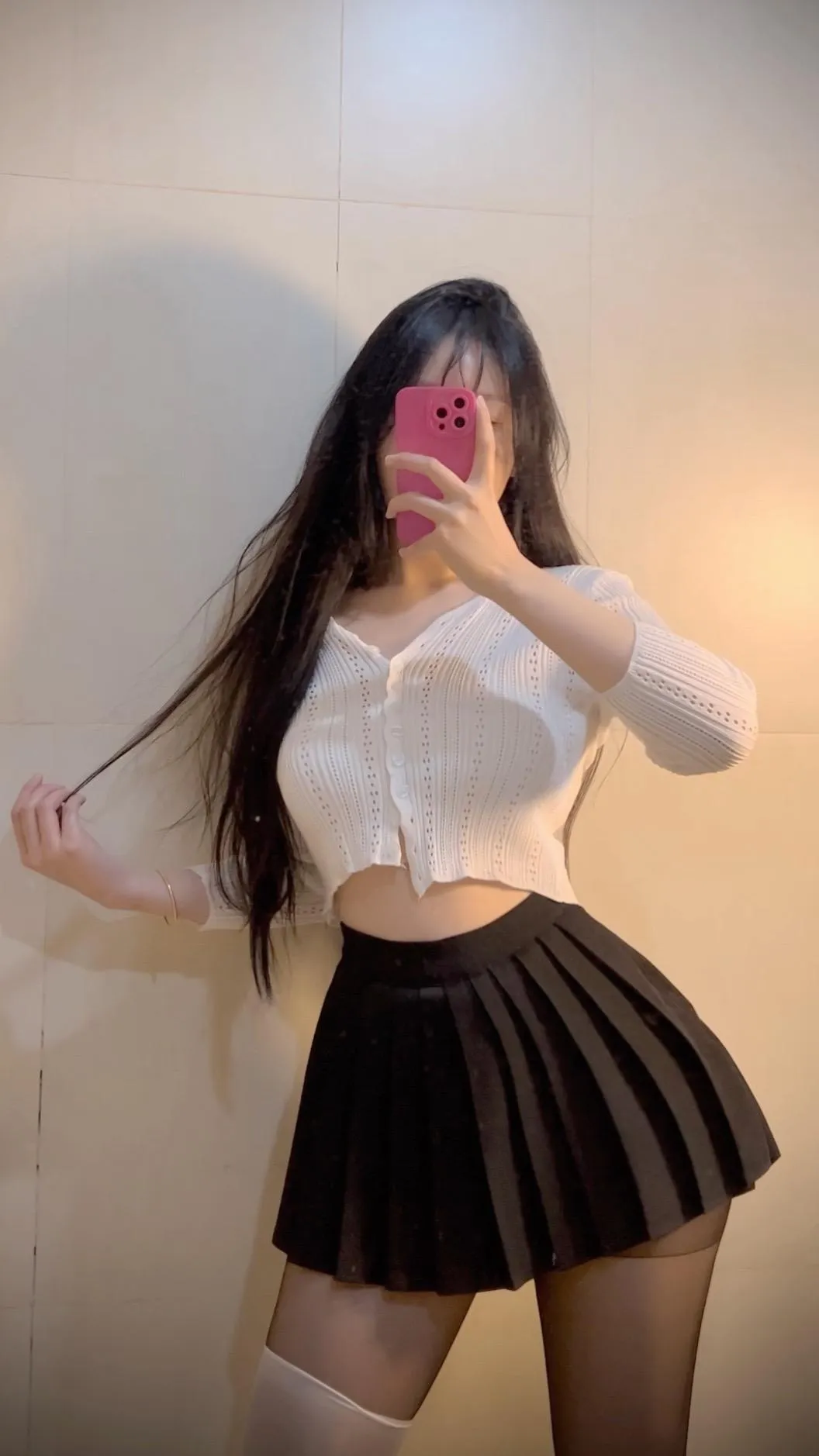 腿祖宗emy白色针织上衣黑色百褶裙对镜自拍写真