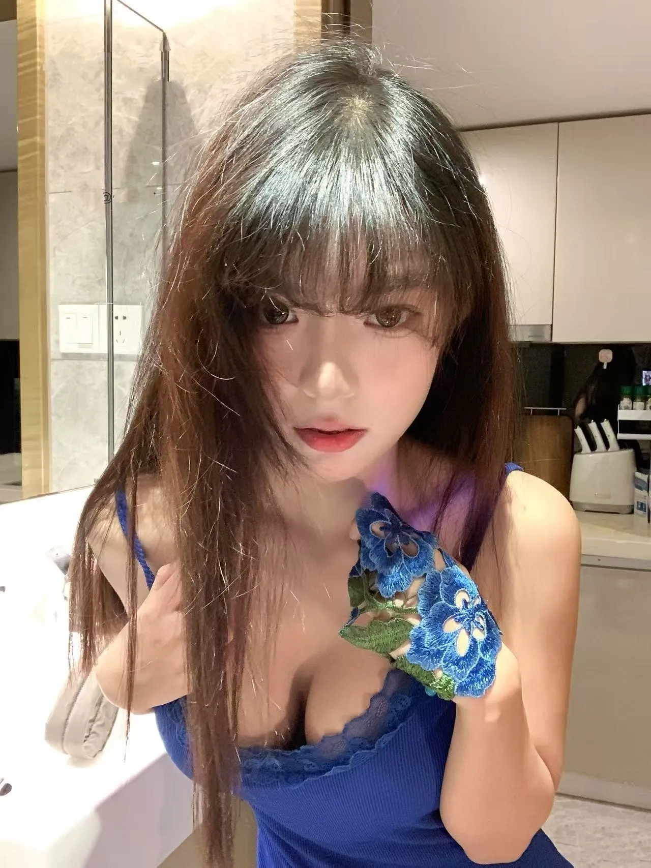 抖音子嘉穿蓝色刺绣服饰和花朵手套的室内近景