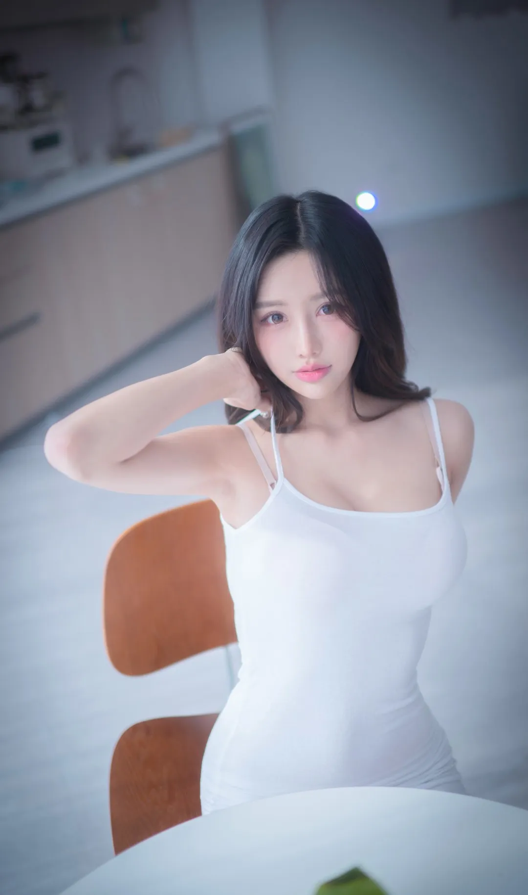 YeonYu(연유)穿白色吊带连身服坐在椅子旁拍摄室内写真