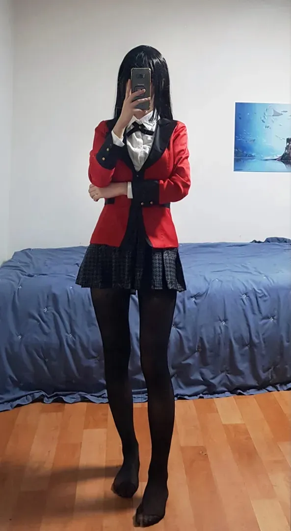 画师Biya长发穿红黑制服站在床前的镜面自拍写真