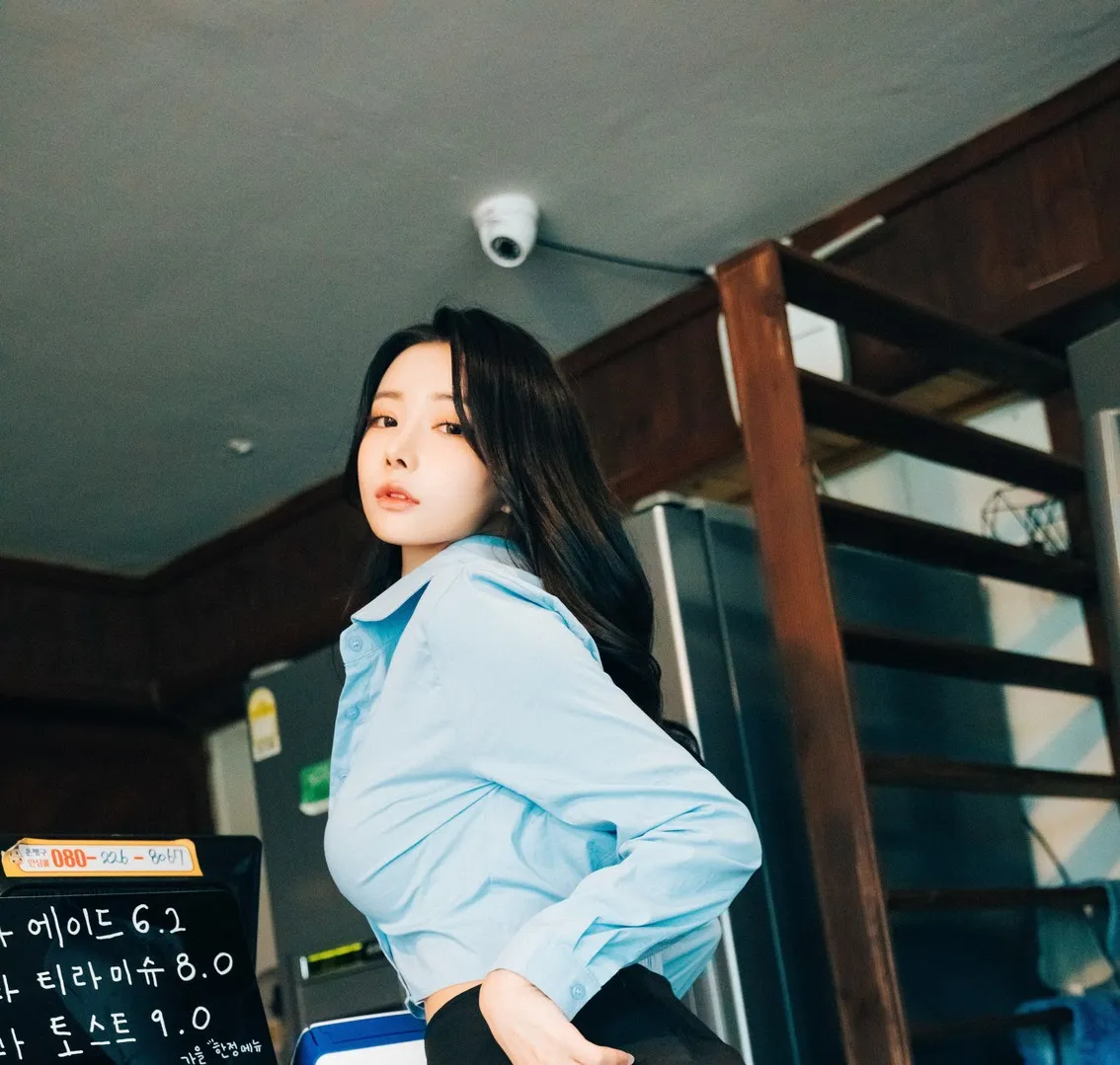 YeonYu(연유)穿浅蓝衬衫站在楼梯与黑板菜单旁拍摄写真