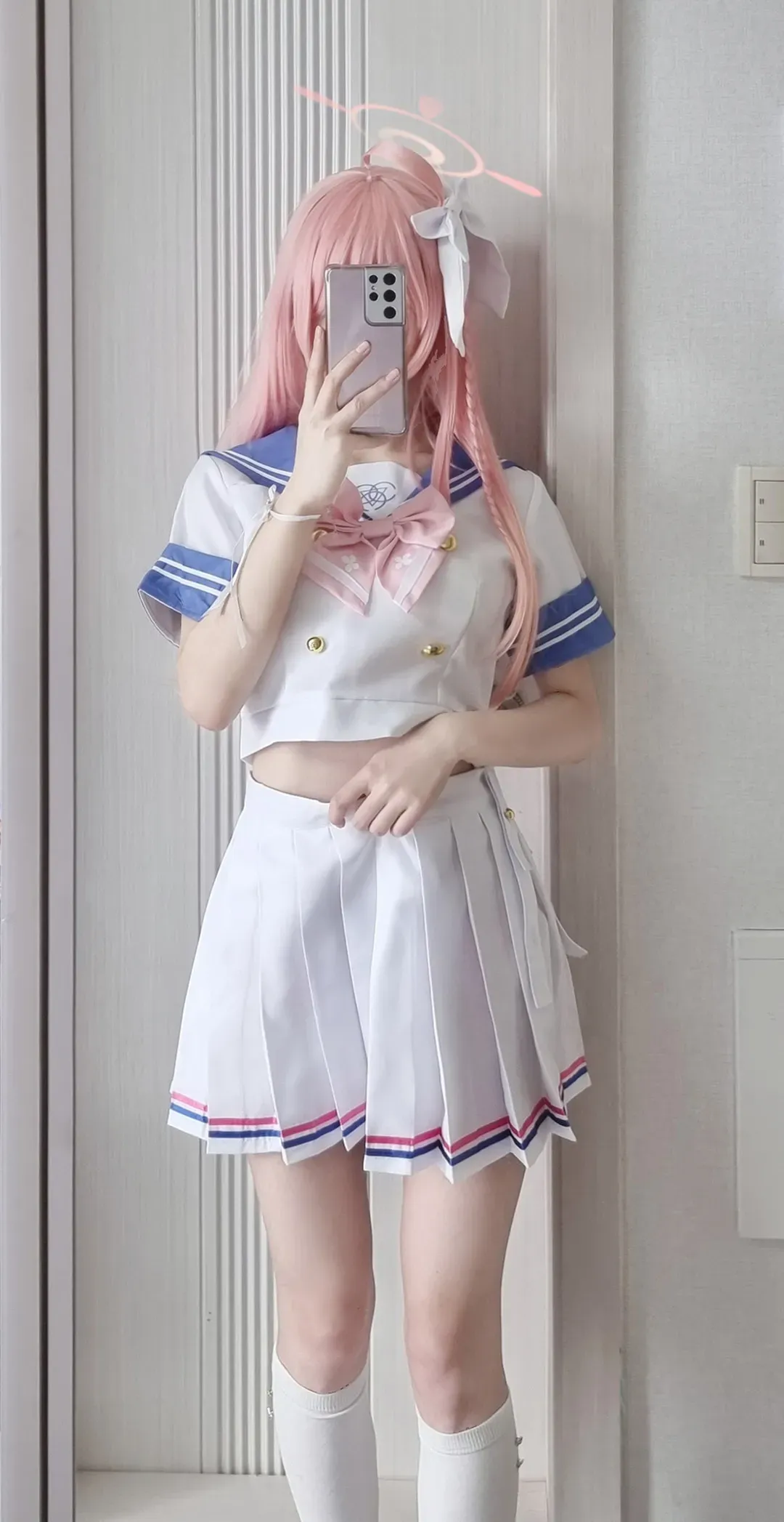 画师Biya粉色长发蓝白制服带光环装饰的镜面cosplay写真