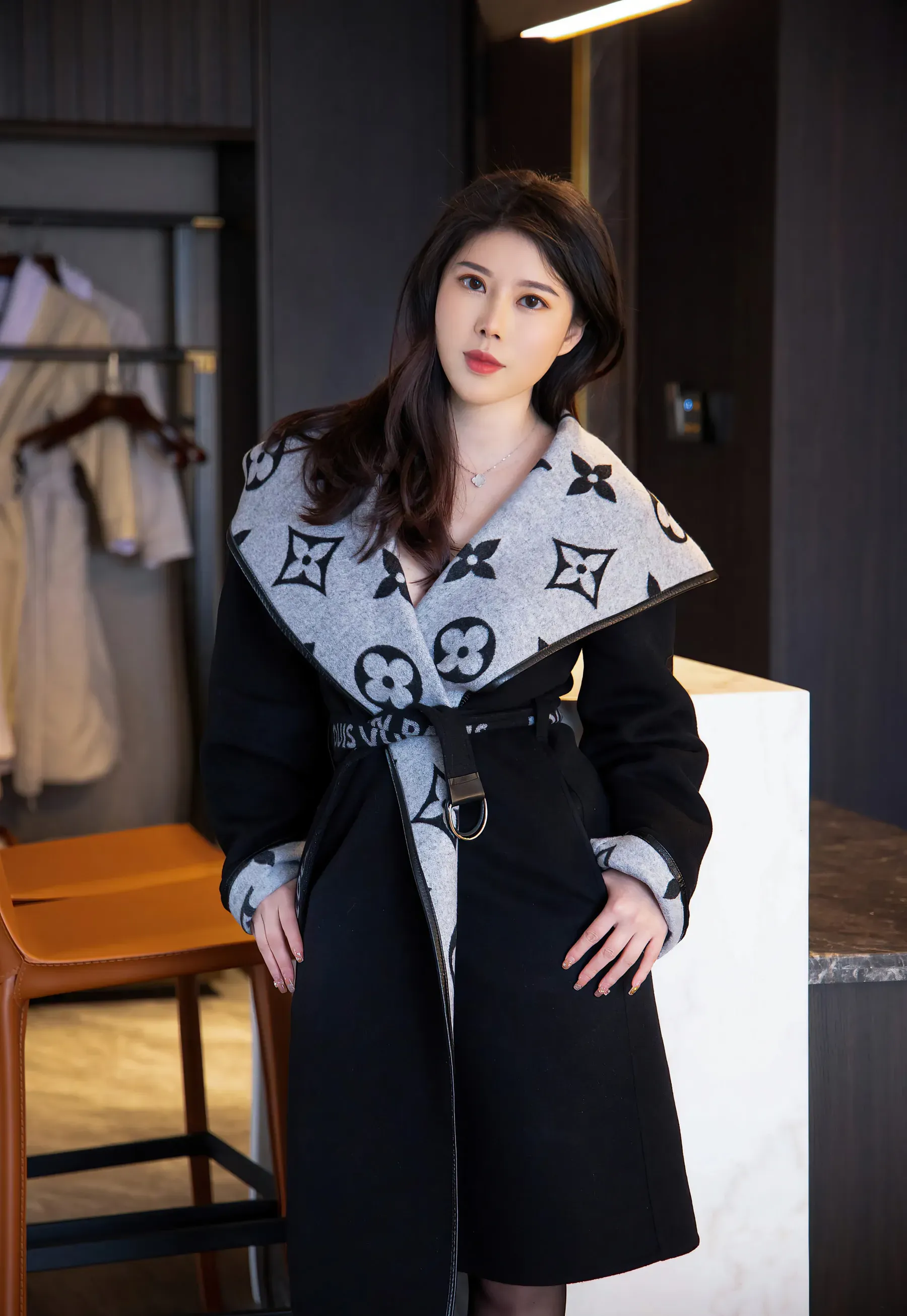 白茹雪Abby长发穿黑色大衣站在室内的半身人像写真