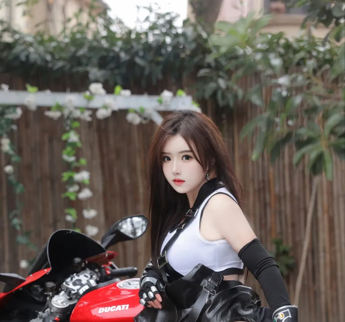小薯条nienie长发白色上衣黑色机车服红色摩托车cosplay写真