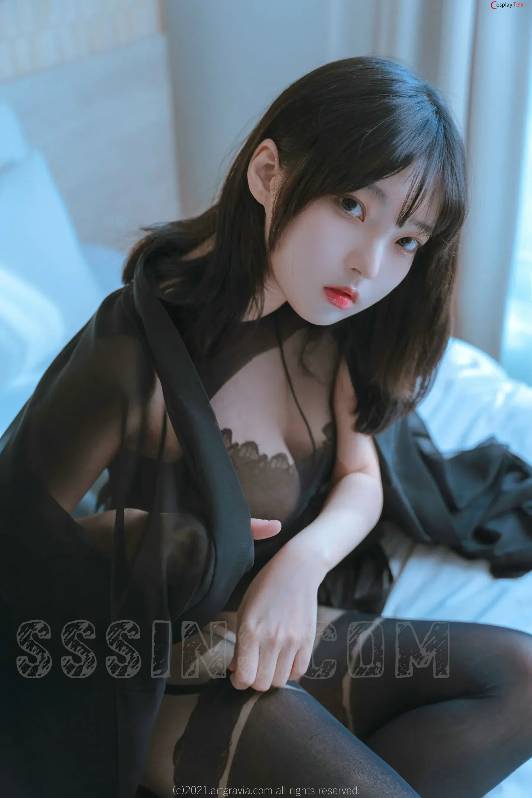 ARTGRAVIA 短发模特穿黑色薄纱服饰坐在床边