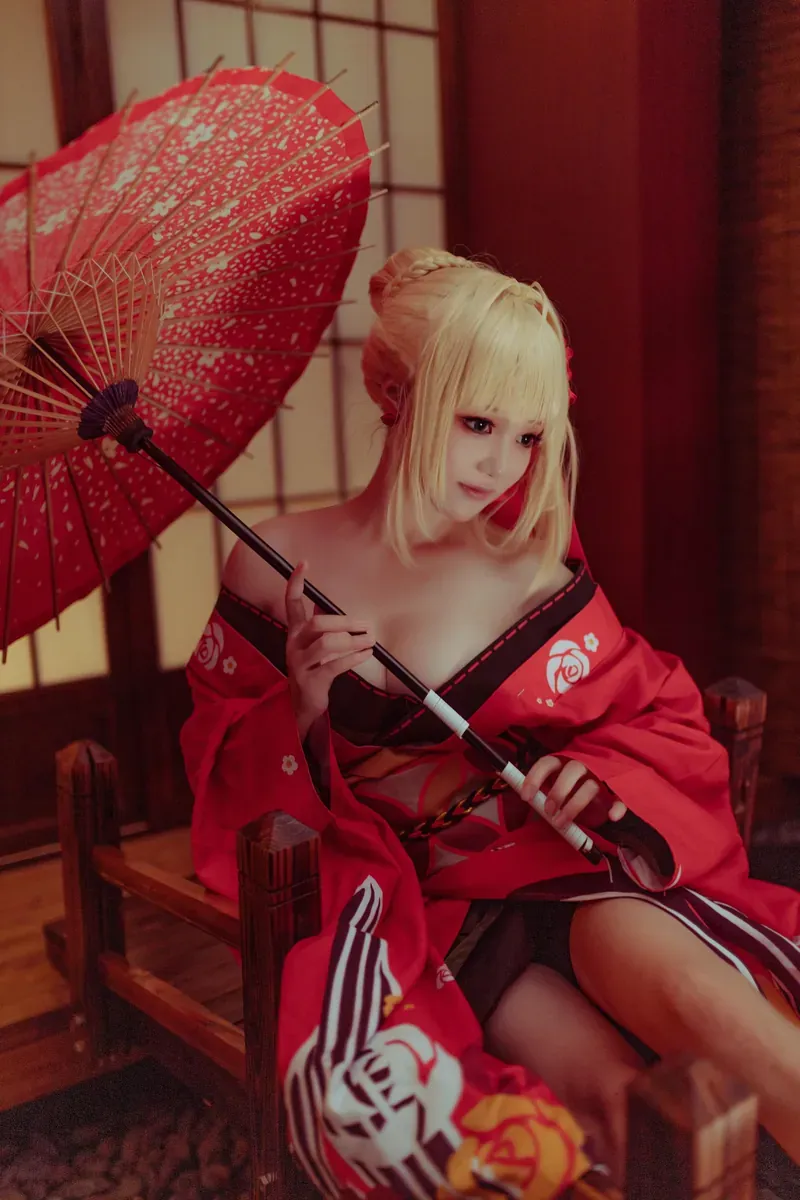 Akisoso秋楚楚 金发红色和服红伞室内cosplay写真