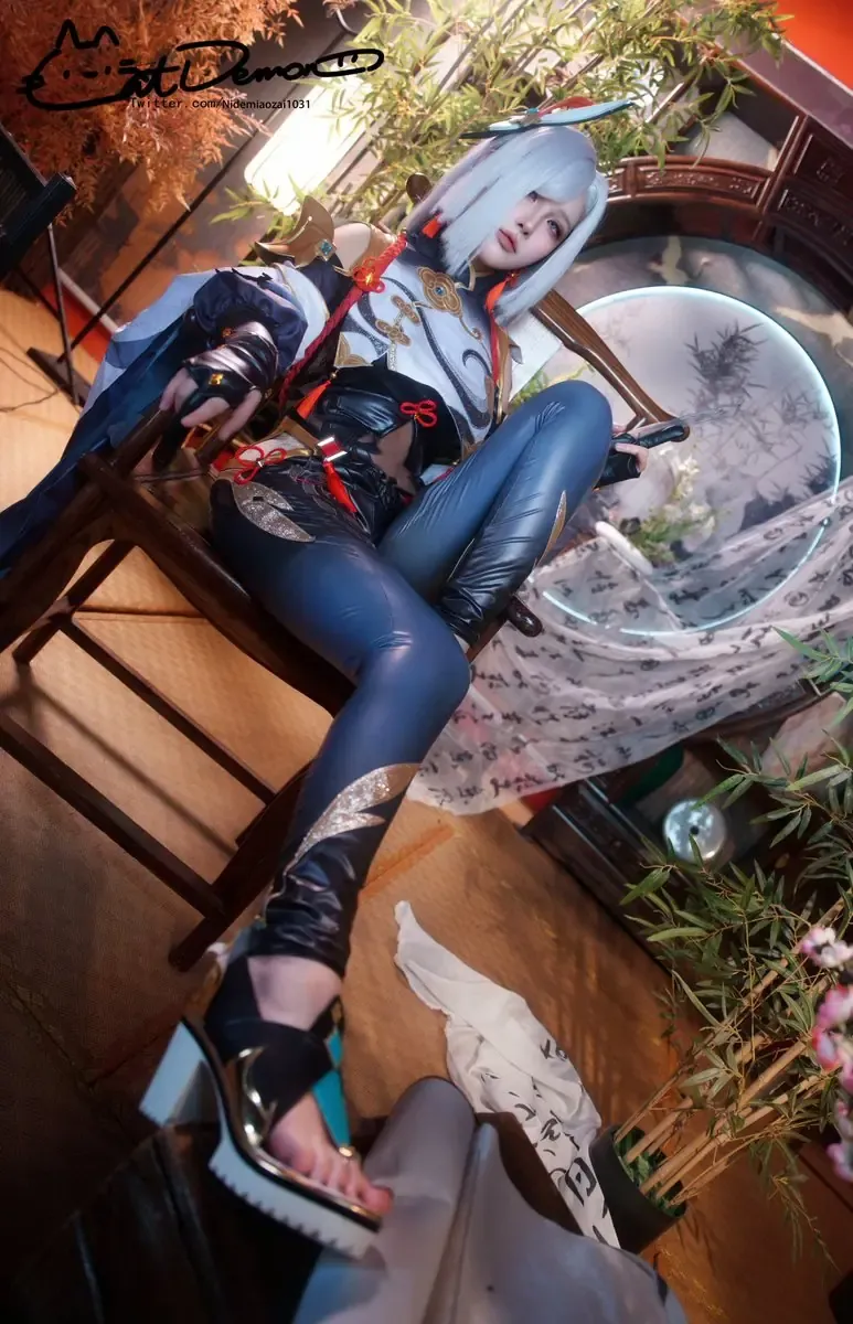CatDemon你的喵崽银色长发中式角色服饰坐姿cosplay写真