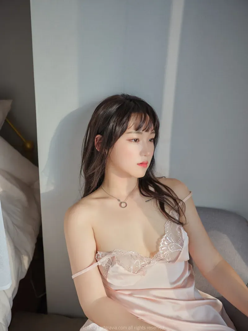 Hendoong(혠둥이)长发刘海穿粉色吊带裙坐在窗边
