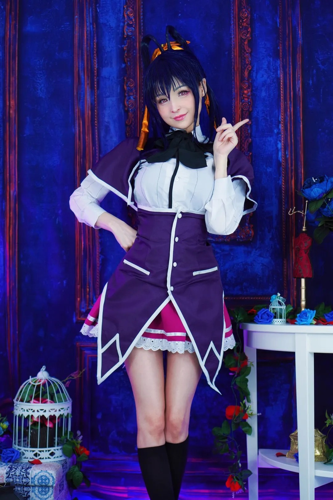HidoriRose穿紫色角色服站在深蓝背景前cosplay