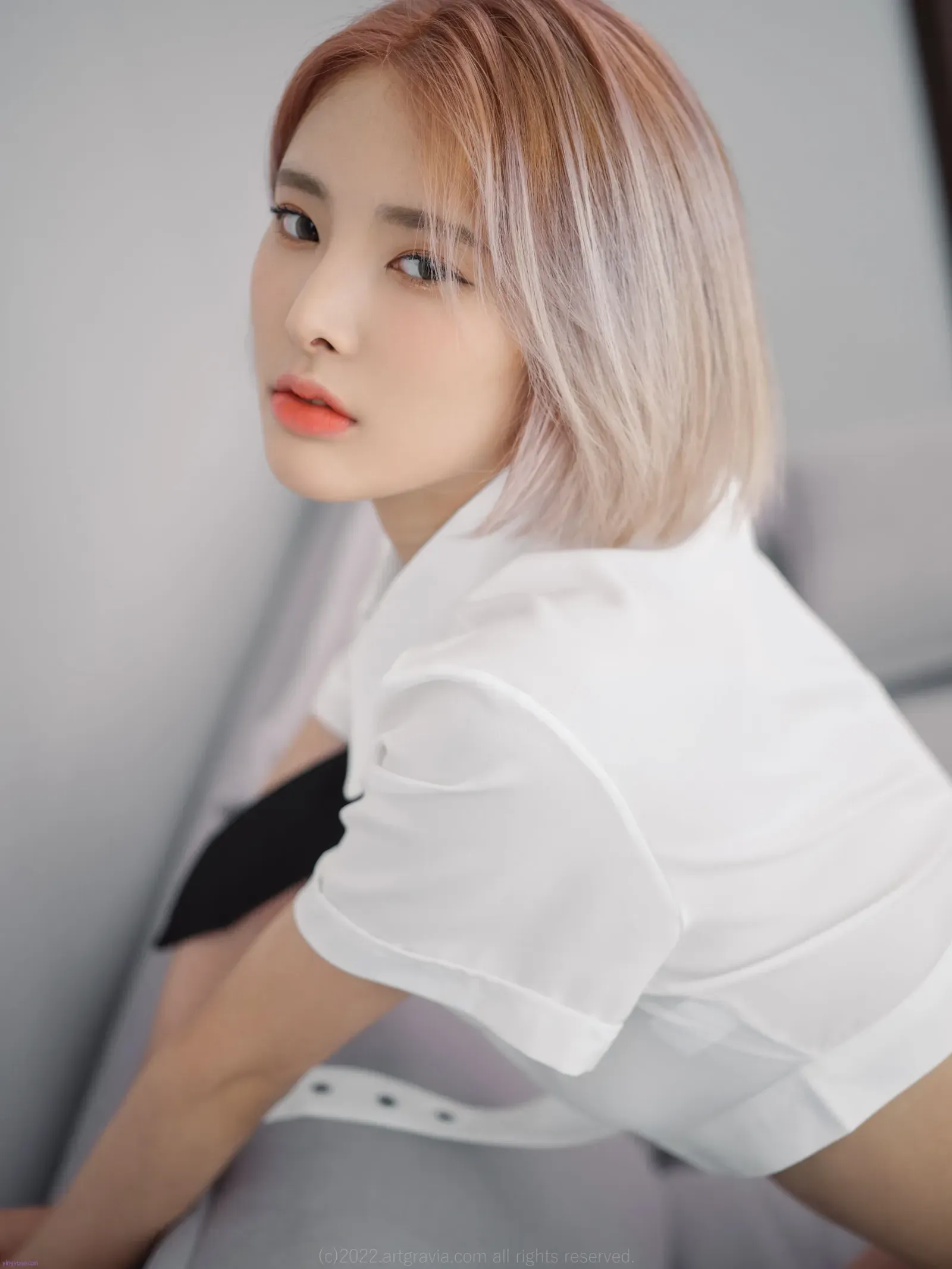 Hyoyeon(김효연)浅粉短发穿白色短袖衬衣近景人像