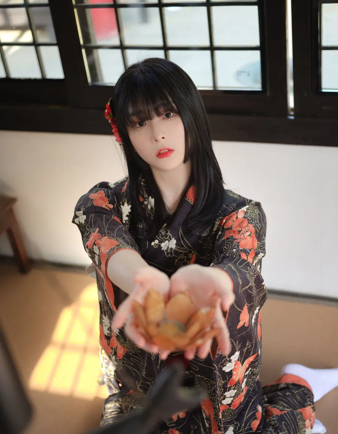JangJoo(Isabella)장주黑色长发穿黑色花纹和服坐在木窗前伸手捧叶片