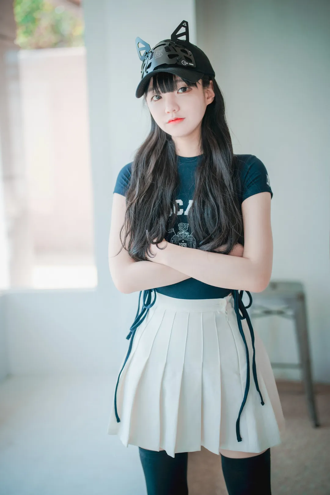 JeongJenny(정제니)黑色长发戴黑色猫耳帽穿深色上衣和白色百褶裙