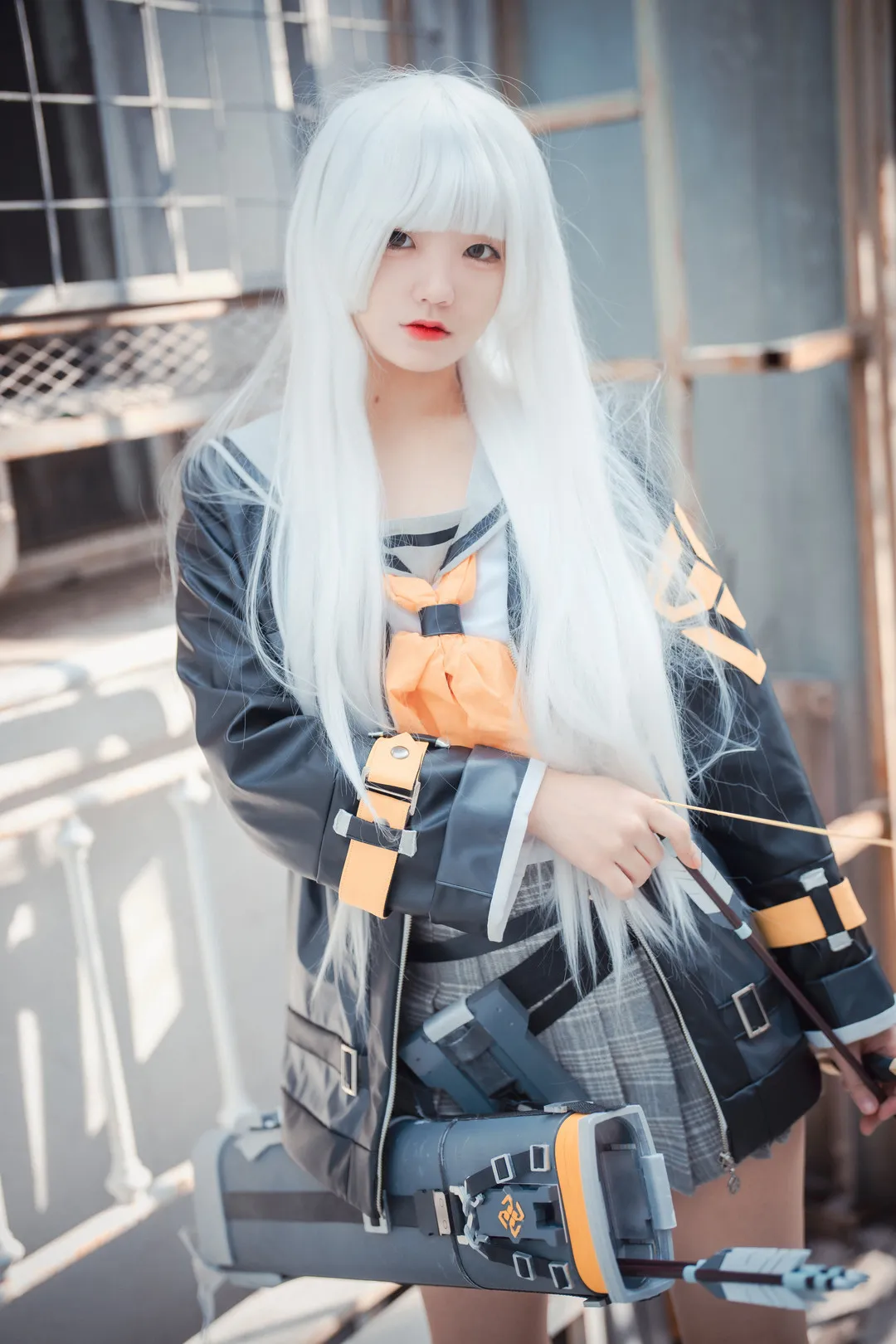 JeongJenny(정제니)白色长发穿黑灰橙色角色服手持道具弓