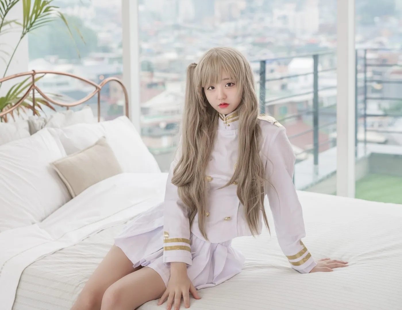 JeongJenny(정제니)浅金色双马尾穿白色制服坐在窗边床上