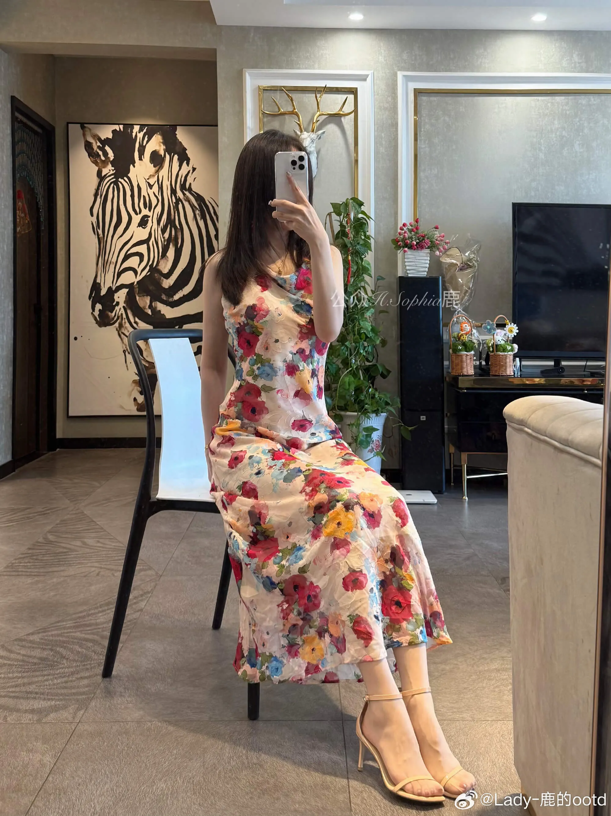 Lady鹿的ootd长发花色吊带长裙坐姿镜前写真