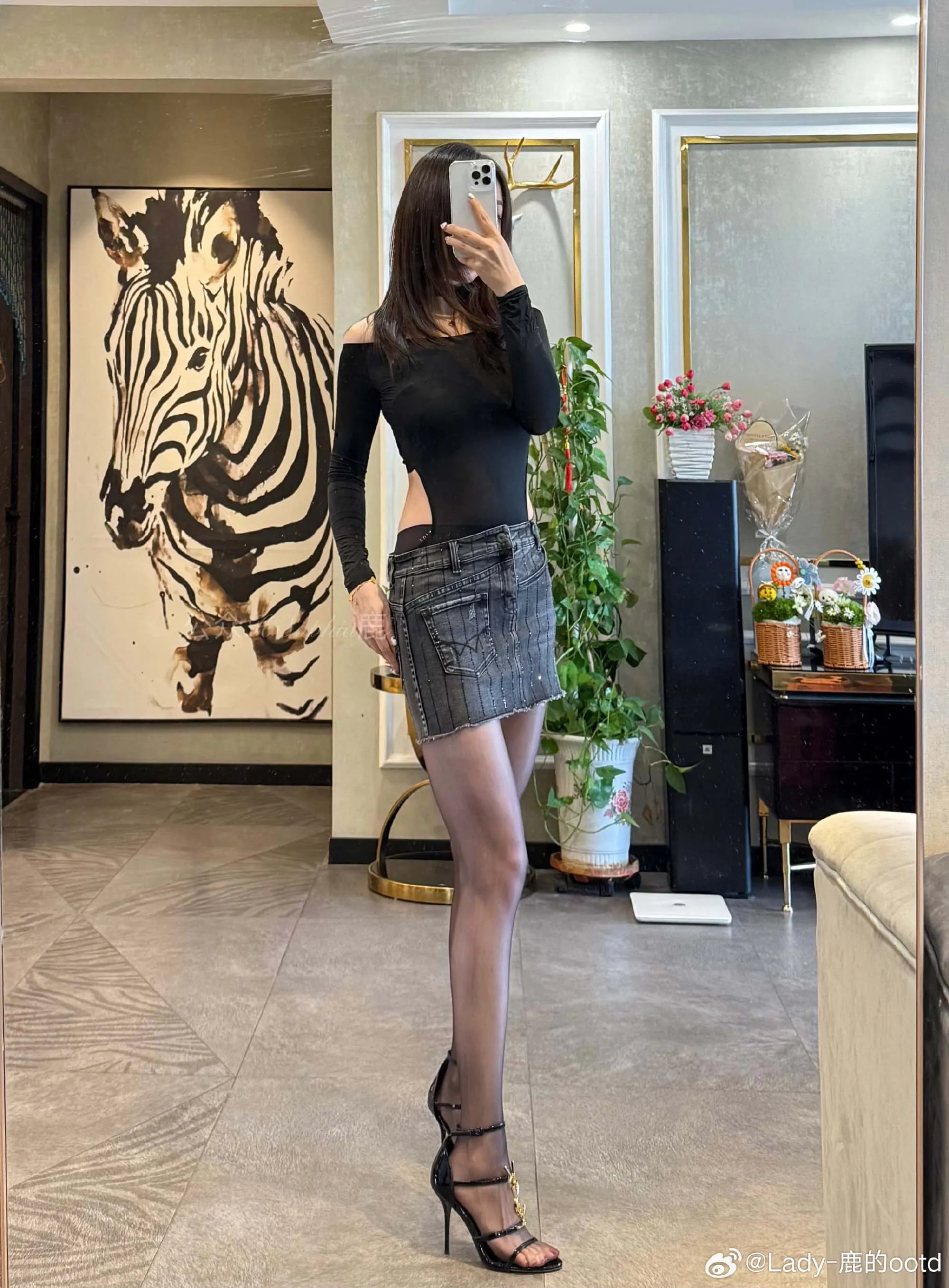 Lady鹿的ootd黑色露肩上衣牛仔短裙高跟鞋镜前写真