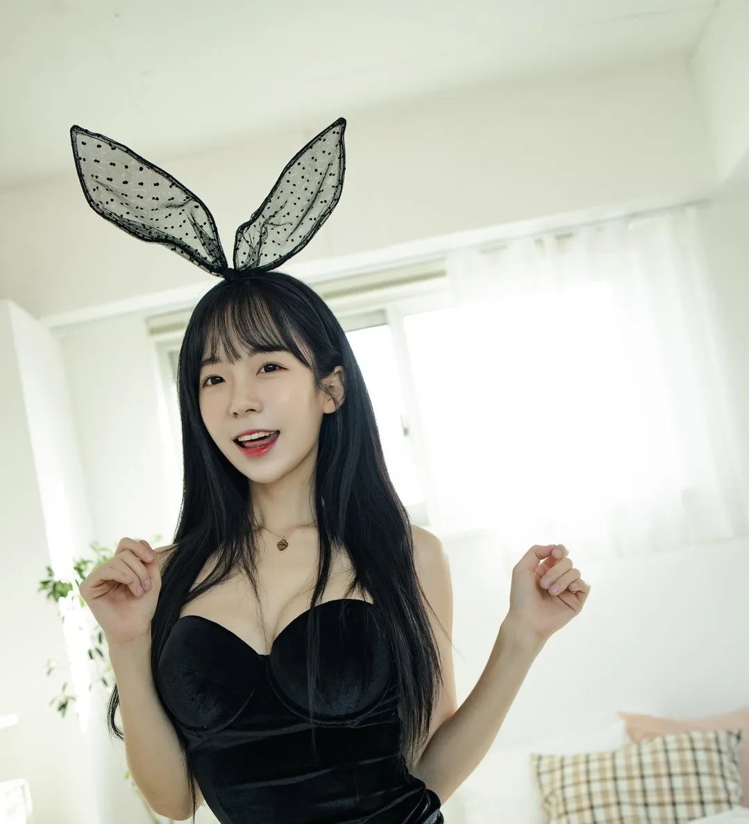 Leeesovely(李素英/쏘블리)黑纱兔耳黑色服饰室内写真