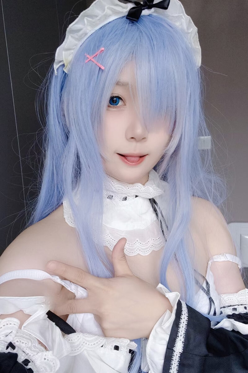 宿野suye戴蓝色假发和白色头饰穿黑白女仆系服装近景自拍