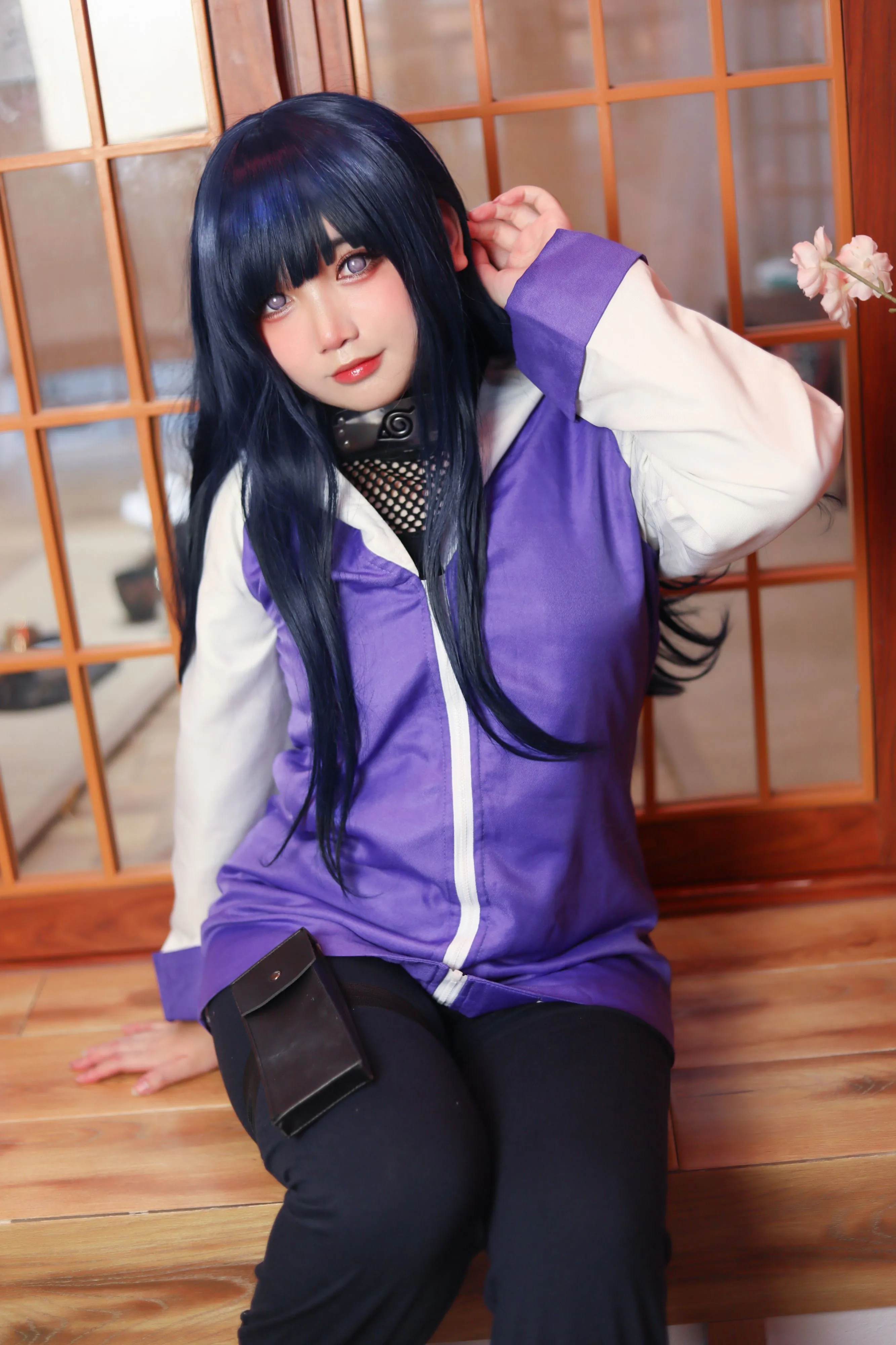Maria Desu深蓝长发紫色忍者服坐在木质格窗前的cosplay预览