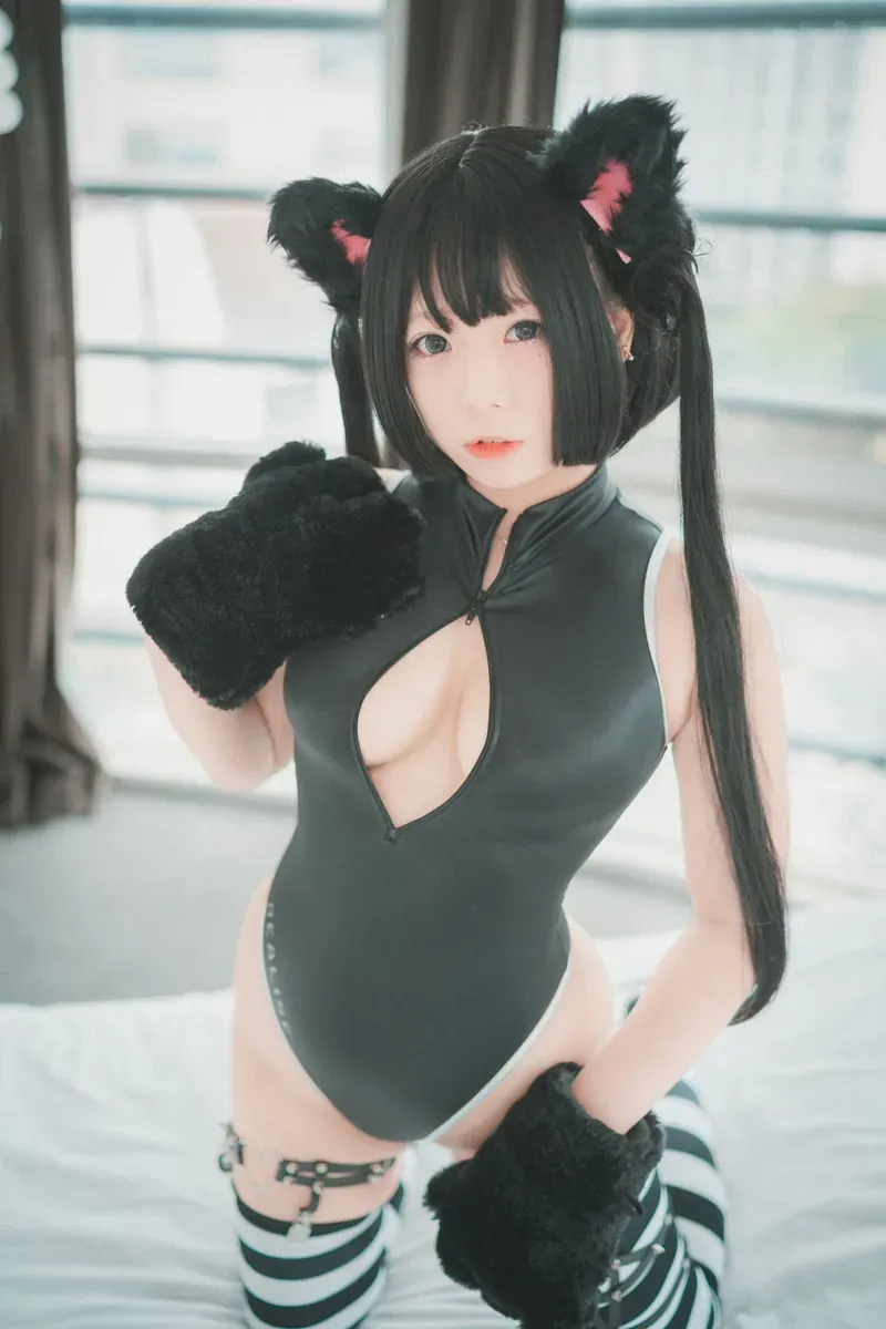 Maruemon黑色猫耳双马尾连体衣与条纹长袜cosplay造型