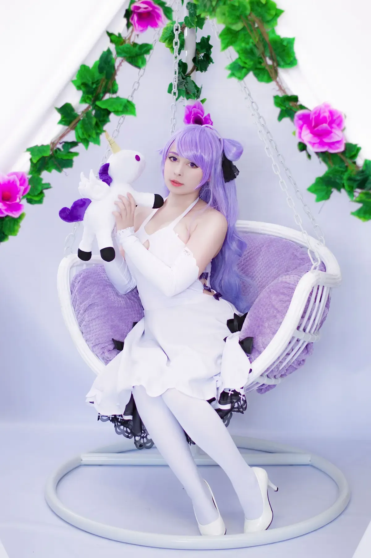 Mimmi紫色长发白色连衣裙坐在花藤吊椅上的cosplay写真