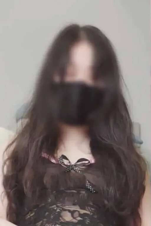 MomoYih长发黑色蕾丝上衣遮面室内写真