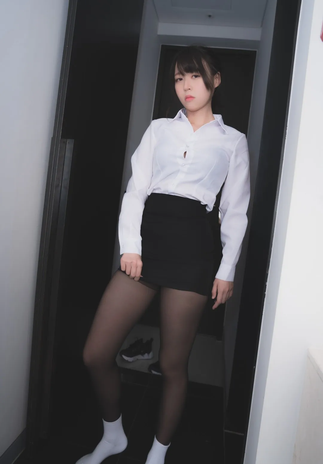 Mozzi(모찌)白衬衫黑色短裙站在深色门框前的写真
