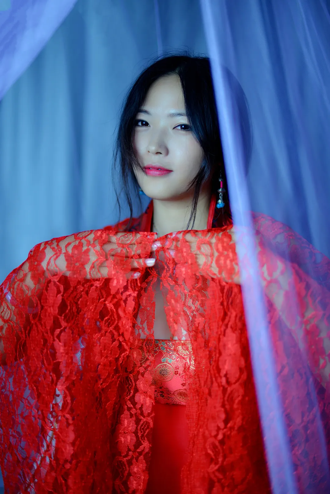 PANS盘丝洞长发人物穿红色蕾丝服饰站在蓝色帘幕间的写真