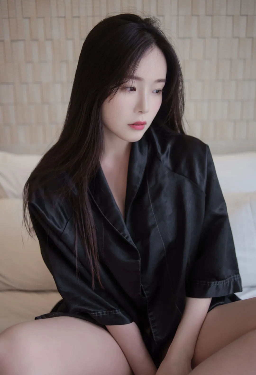 Pia(피아) 长发黑色缎面上衣坐在床边的室内写真
