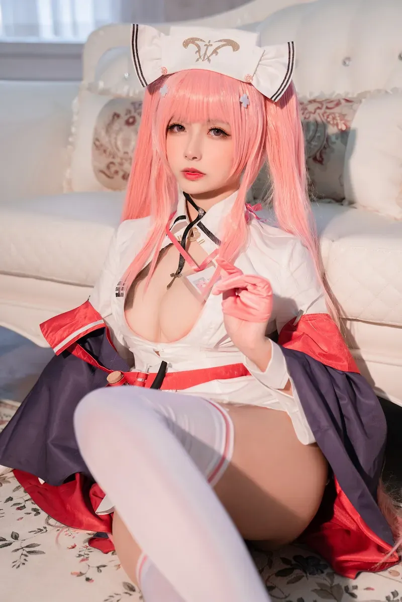 Rina 粉色双马尾穿白红角色服坐在床边手拿粉色眼镜