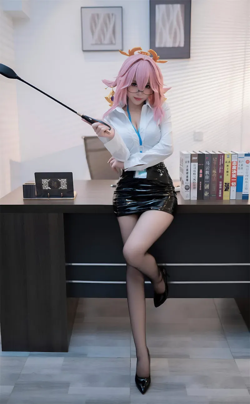 SUA(지수아)粉色长发白衬衫黑色短裙办公室cosplay写真