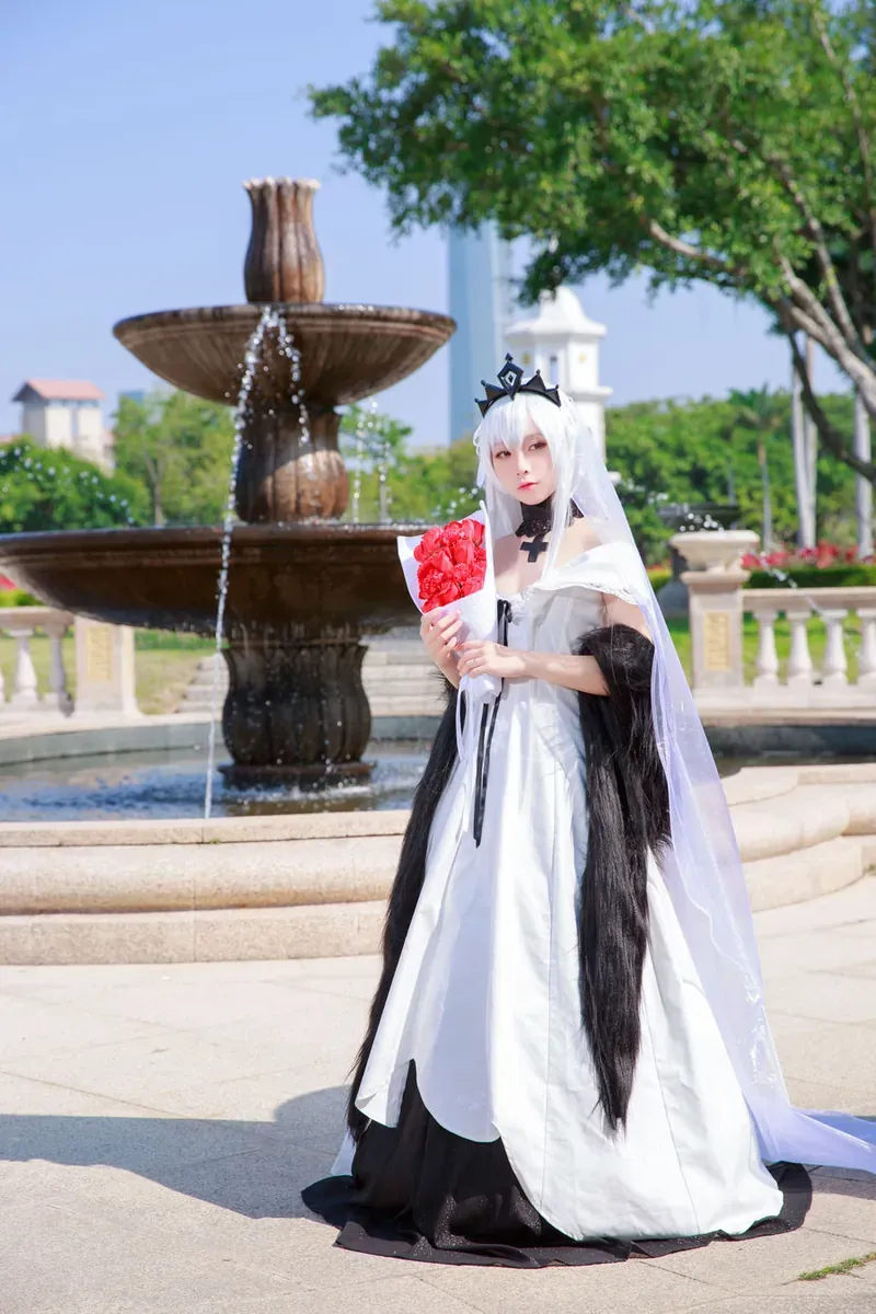 Shaany 白色长发黑白礼服手捧红色花束户外cosplay