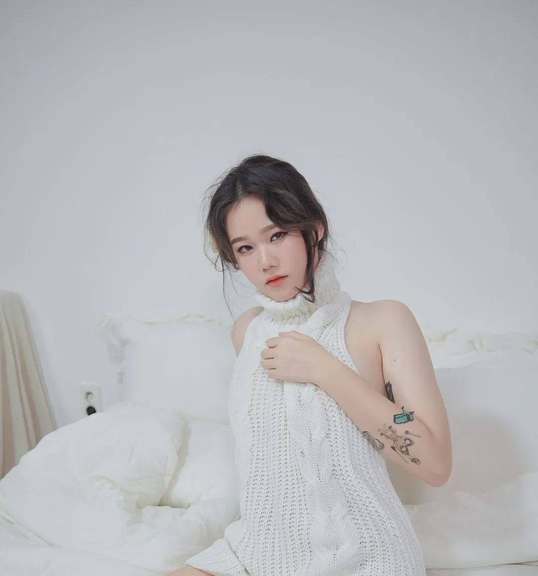 Sira(시라)盘发白色针织上衣坐在床上的室内写真