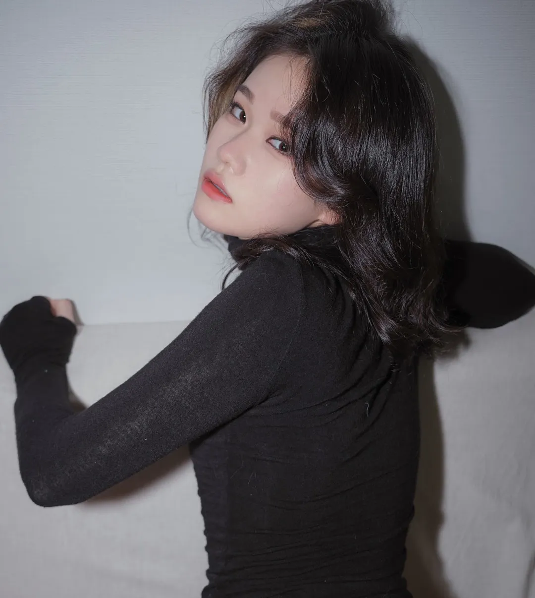 Sira(시라)短发黑色长袖上衣侧身回望室内写真