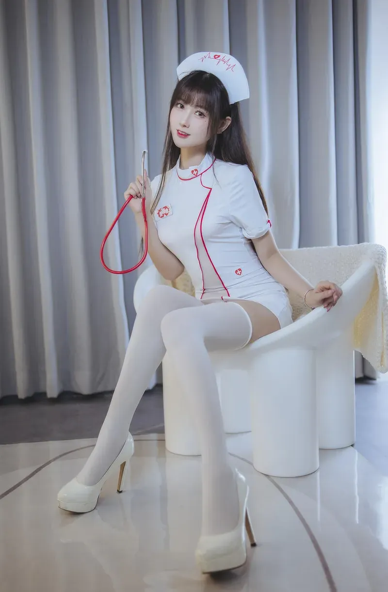 Sunnyvier 白色护士服白色长袜室内座椅cosplay写真