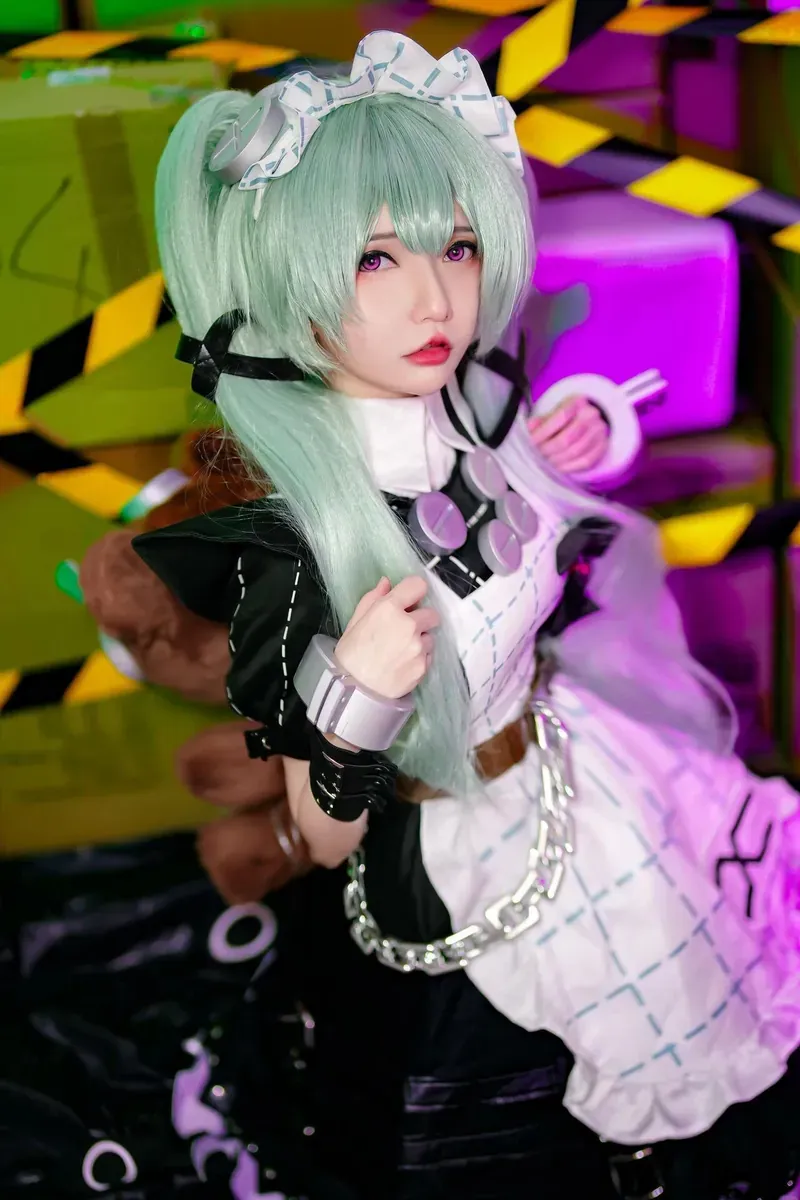 Taeri浅绿色双马尾白黑拼接服饰角色cosplay写真