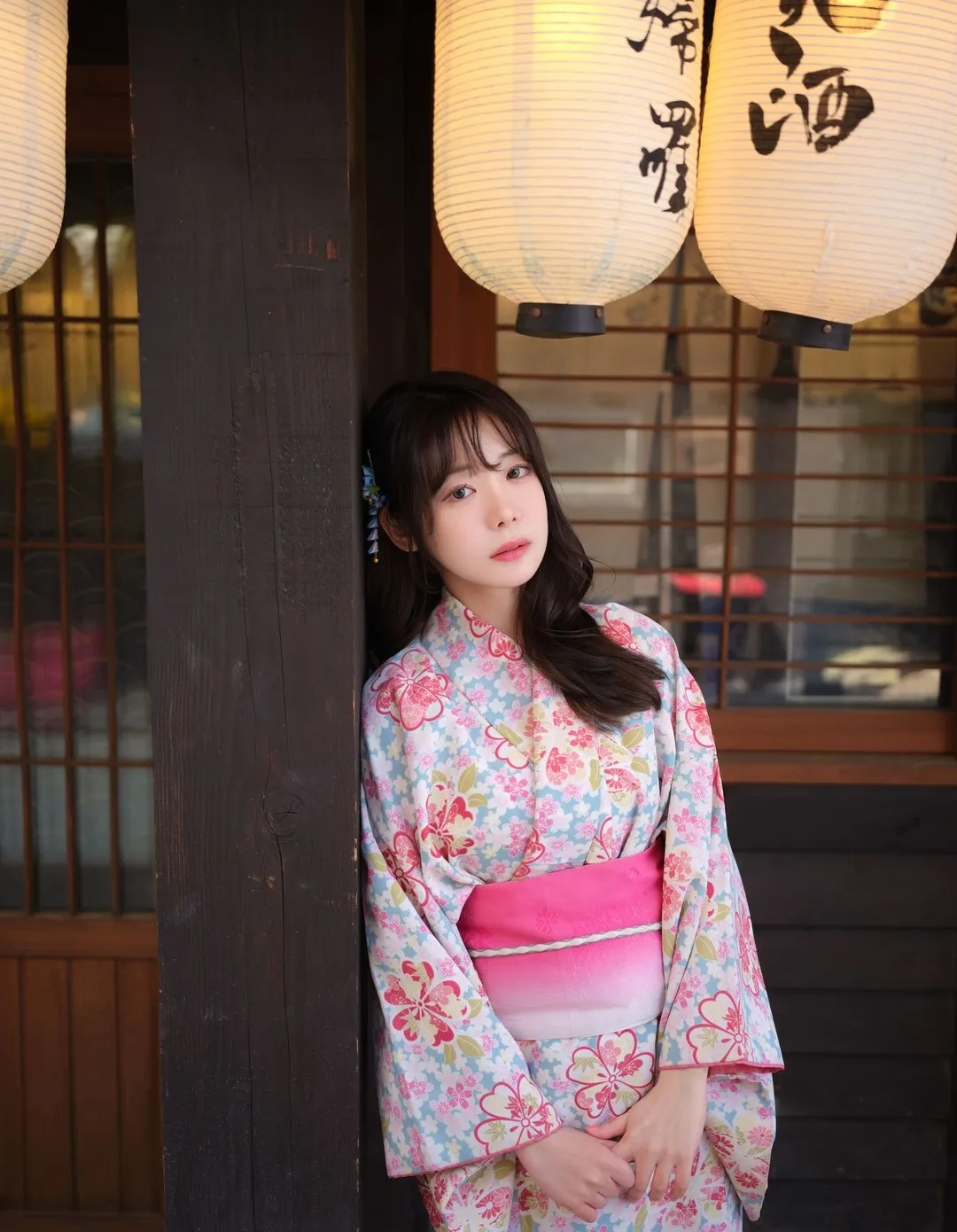 Wuyo(우요)穿粉蓝花柄和服站在日式木门与纸灯笼旁