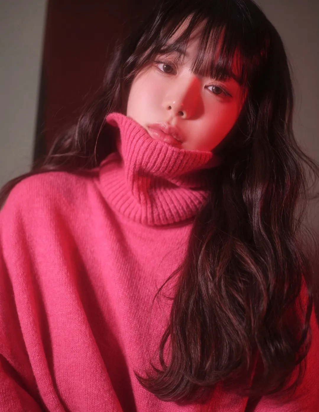 Wuyo(우요)穿粉色高领毛衣在红色光线下拍摄近景写真