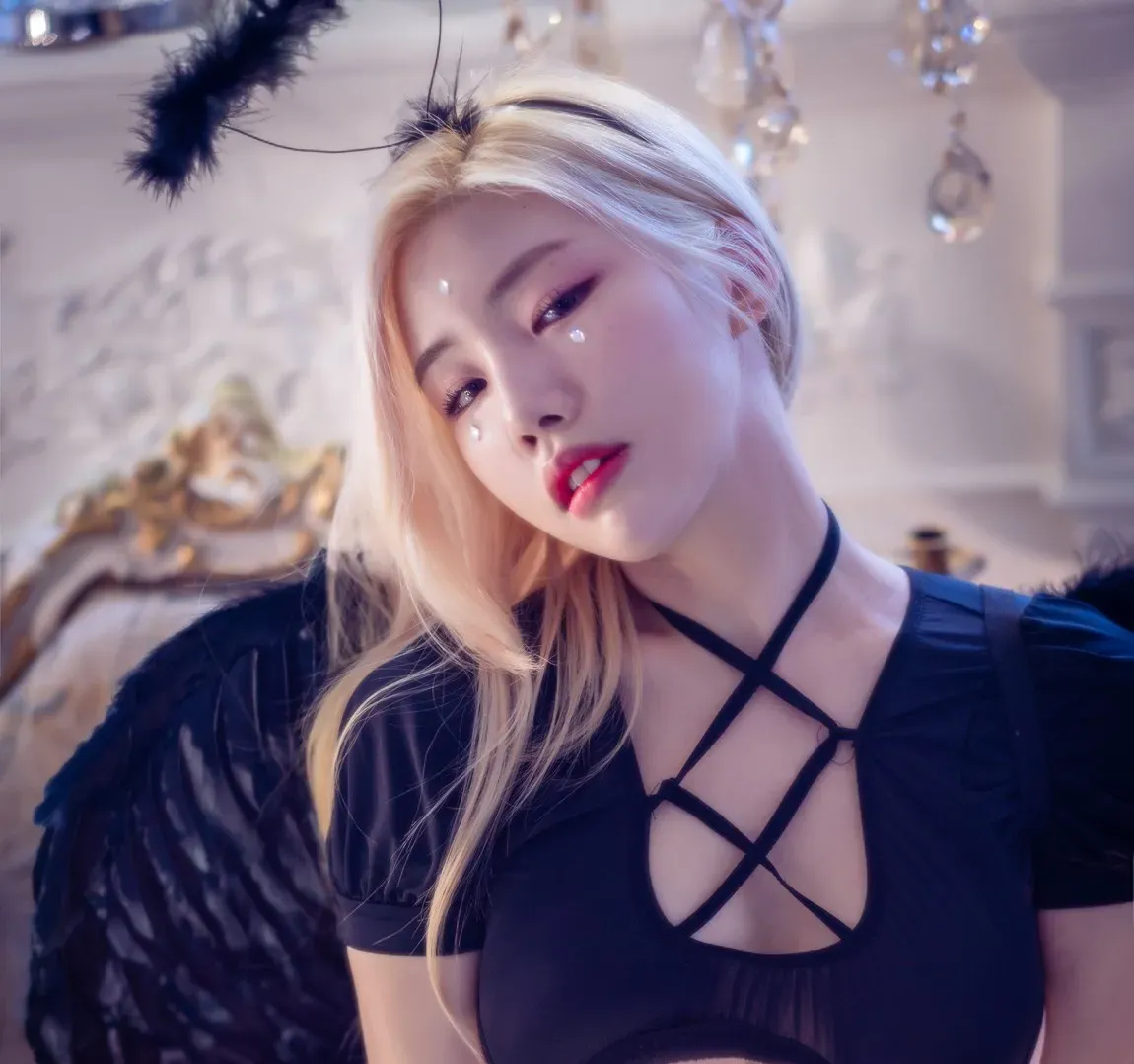 Yebin(전예빈)浅金发搭配黑色羽翼头饰与黑色绑带服饰拍摄近景写真