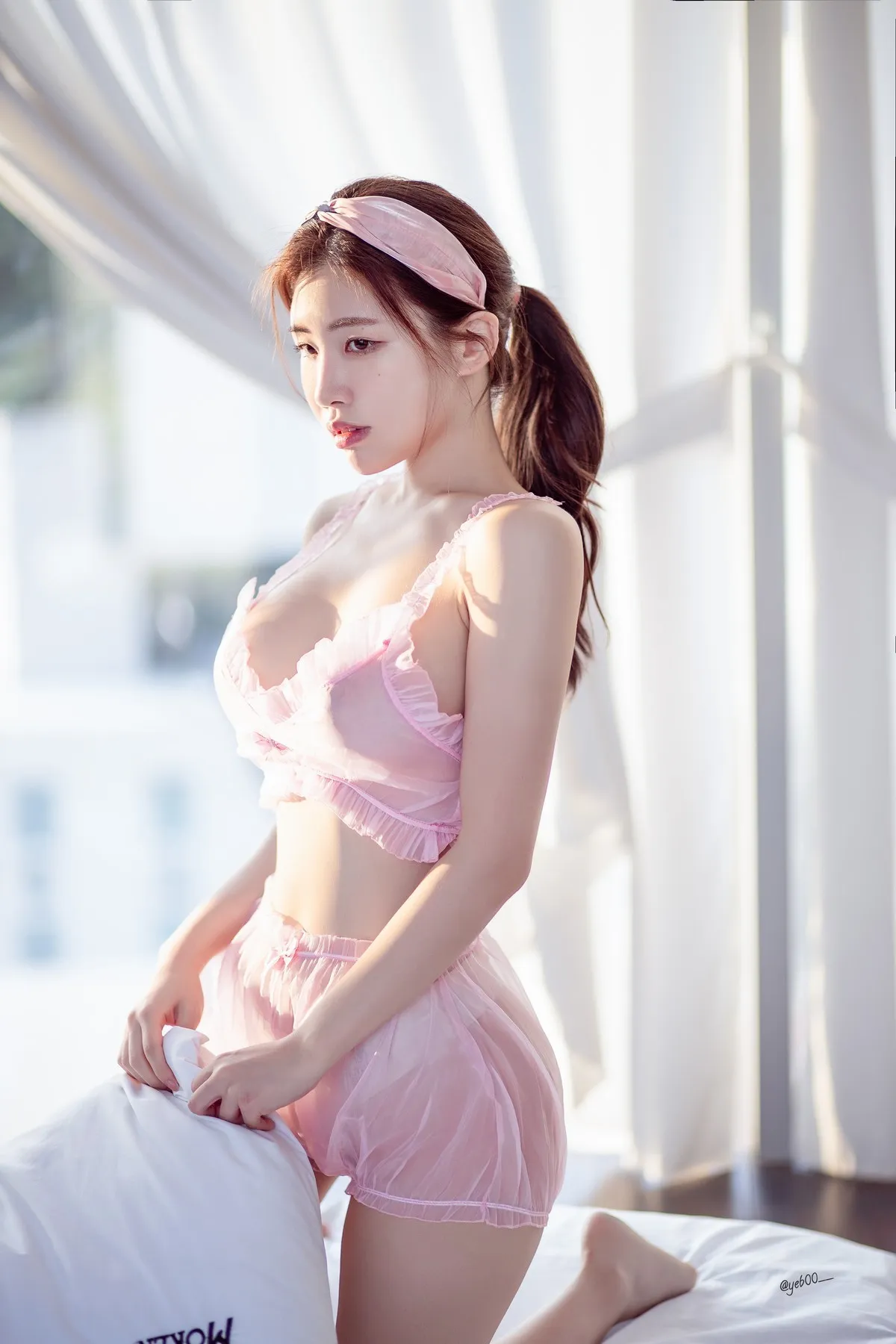 Yebin(전예빈)穿粉色套装戴发带在白色床边窗帘前拍摄写真
