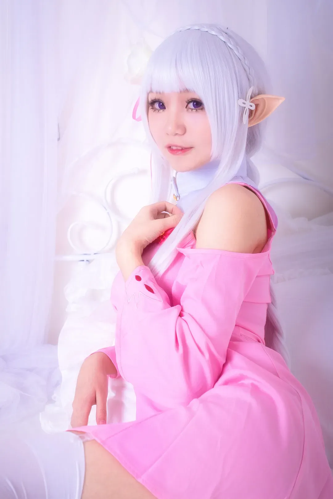 Yoko戴白色长发假发和精灵耳穿粉色服装坐在白色室内拍摄cosplay写真
