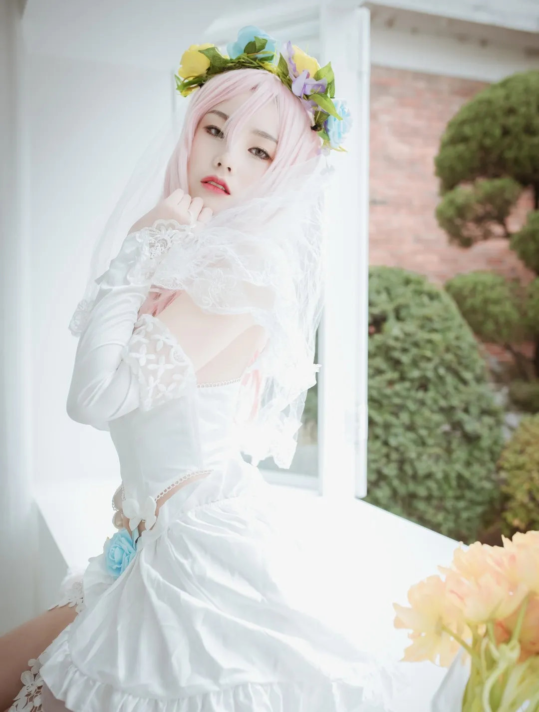 Yuna (윤아) 粉色长发戴花环和白色头纱坐在窗边