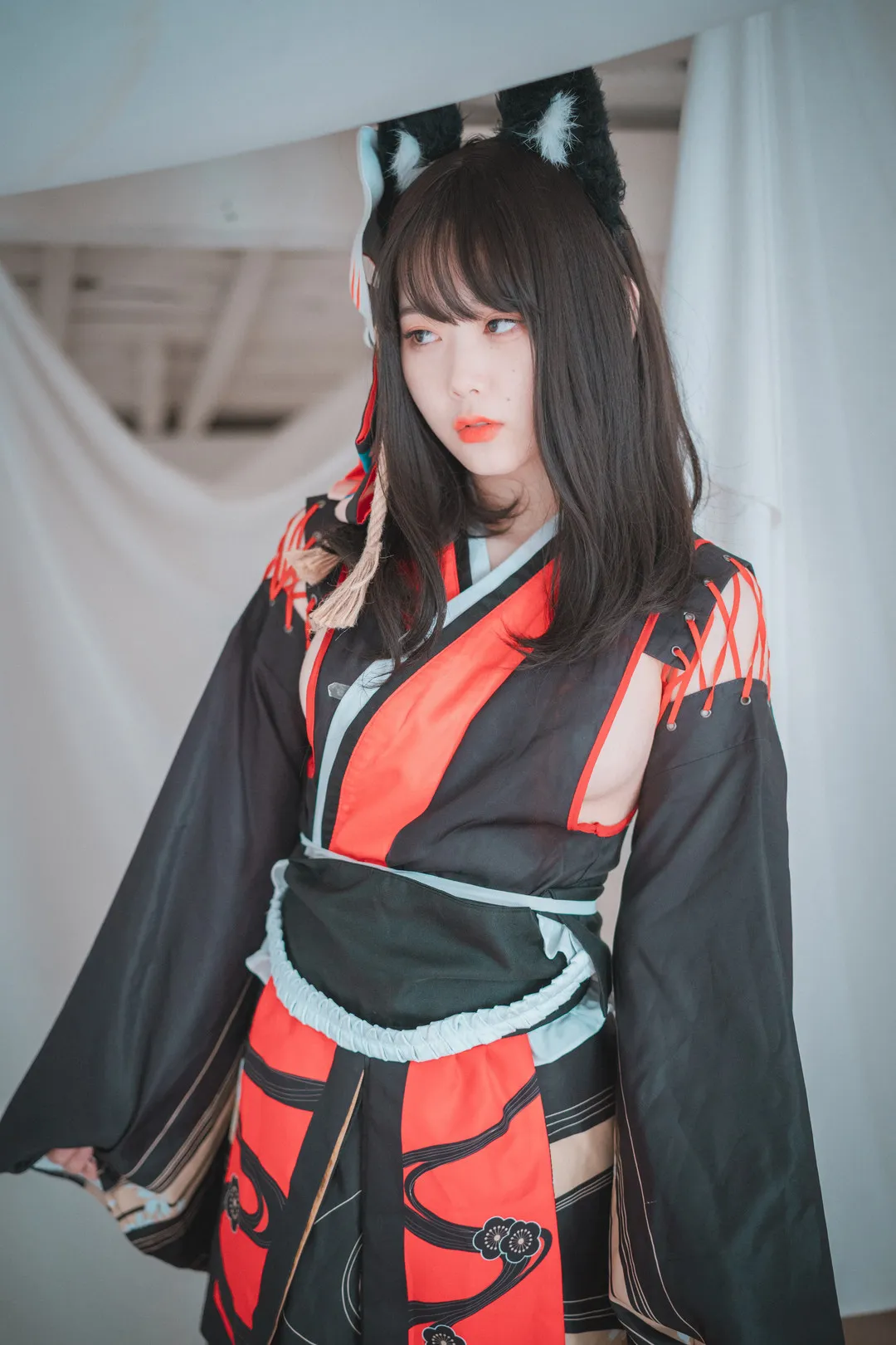 Zia(지아)穿黑红和风服饰戴猫耳道具在白色布景中拍摄cosplay写真