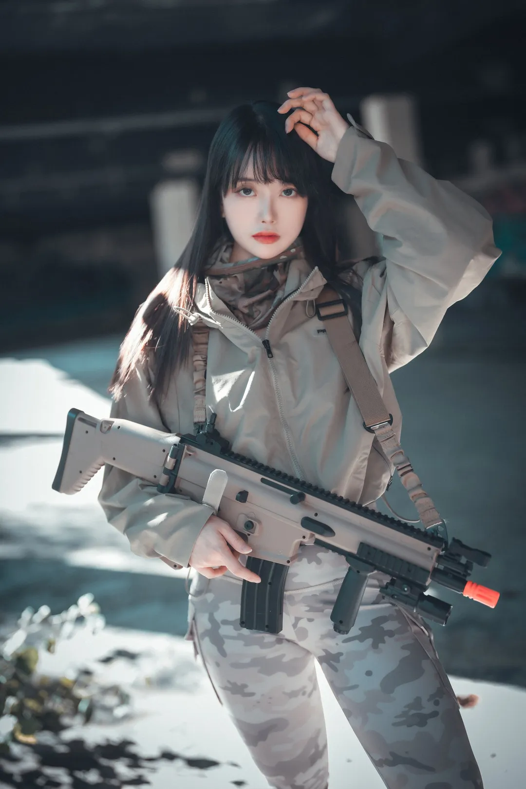 ZziZzi(모찌)黑色长发穿浅色战术外套手持道具枪站在暗色背景前