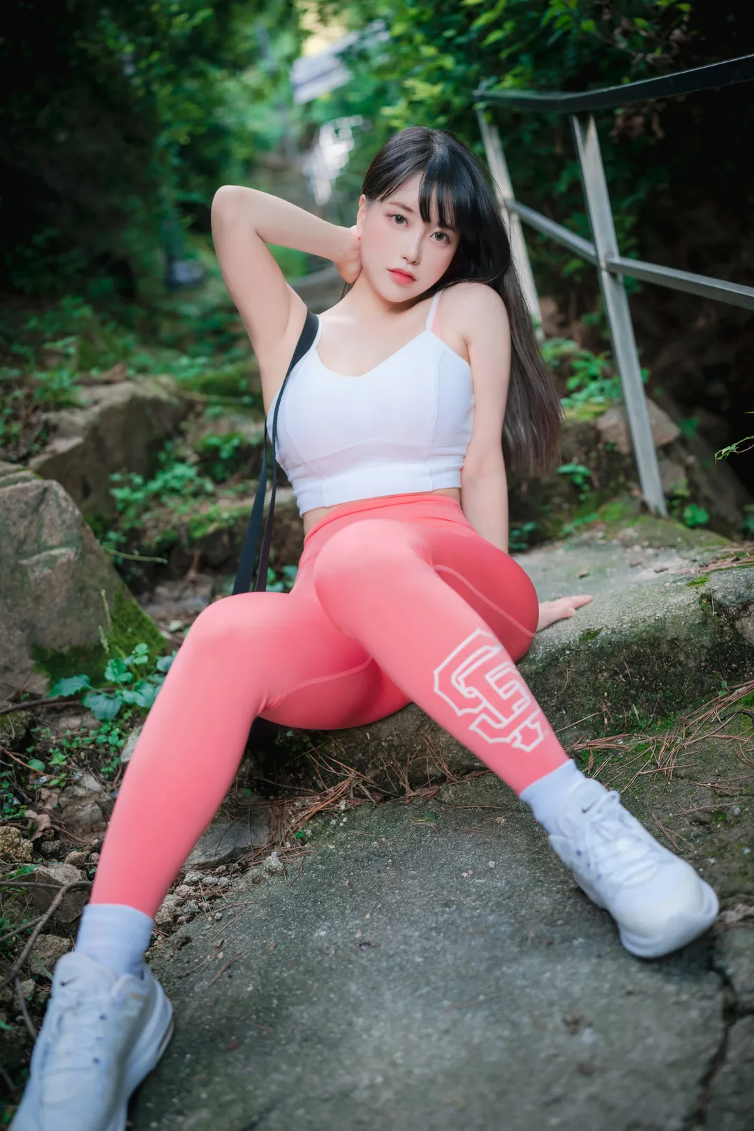 ZziZzi(모찌)穿白色运动背心和粉色紧身裤坐在山路石阶上