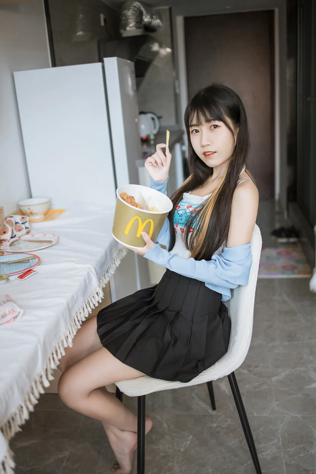 YALAYI雅拉伊 长发刘海蓝色开衫黑色百褶裙餐桌人像写真