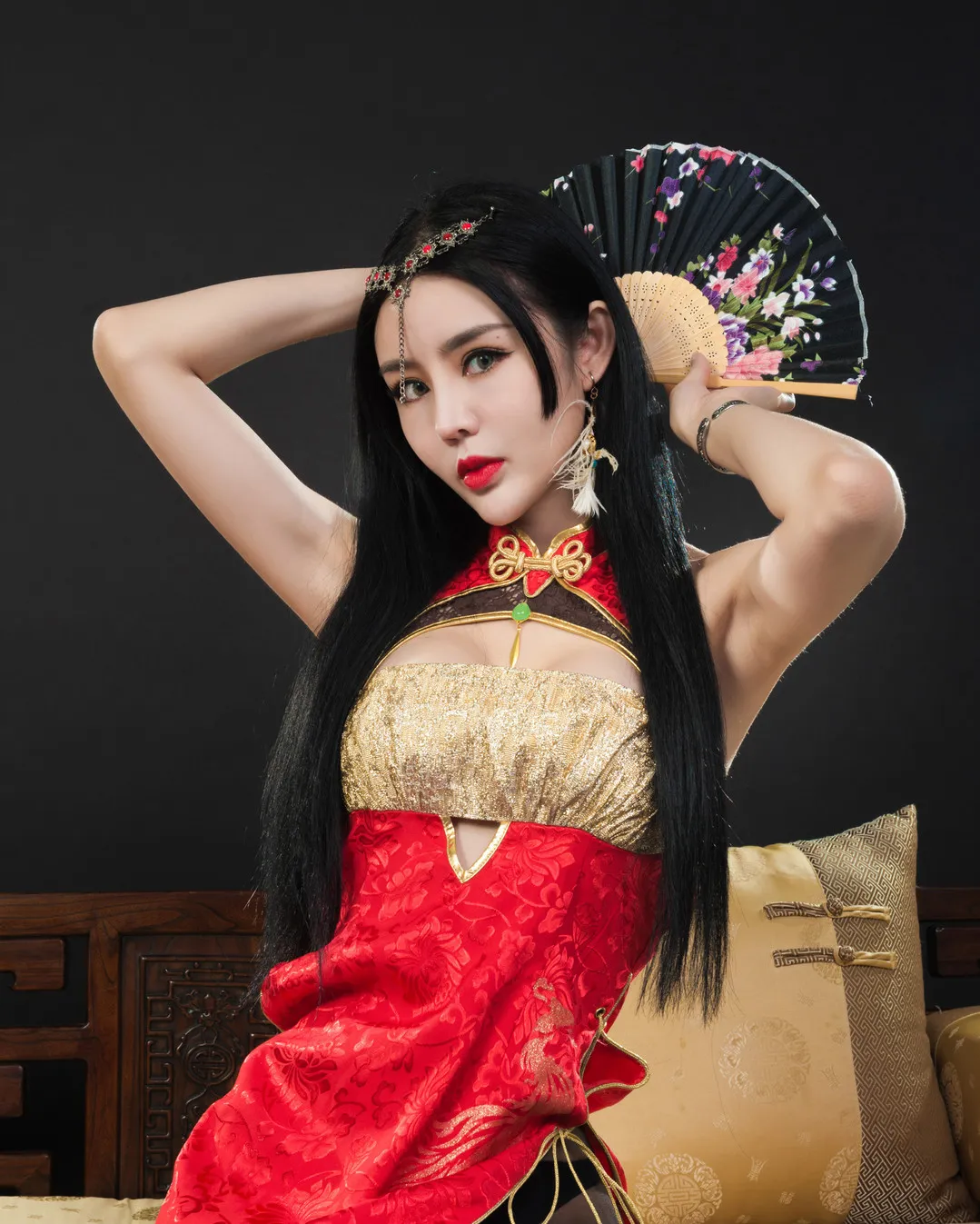 Ligui丽柜黑色长发红金服装手持黑色折扇写真