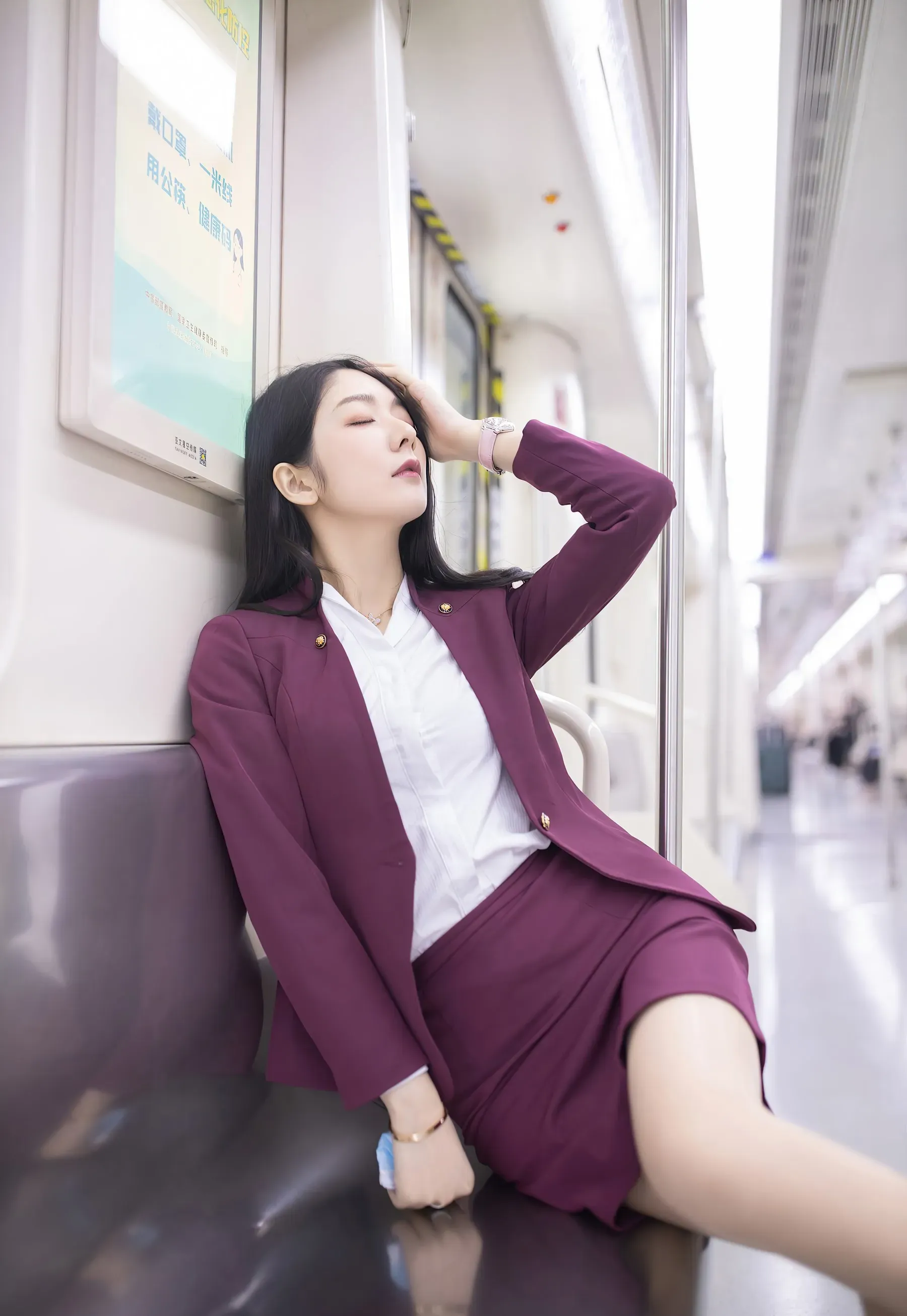 Angela小热巴 长发紫色西装白衬衣车厢坐姿写真