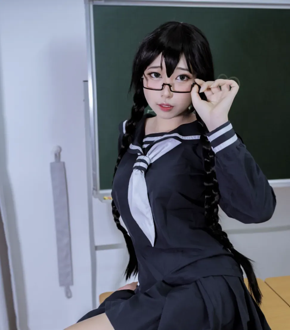 安妮yoo黑色制服双麻花辫眼镜教室场景写真