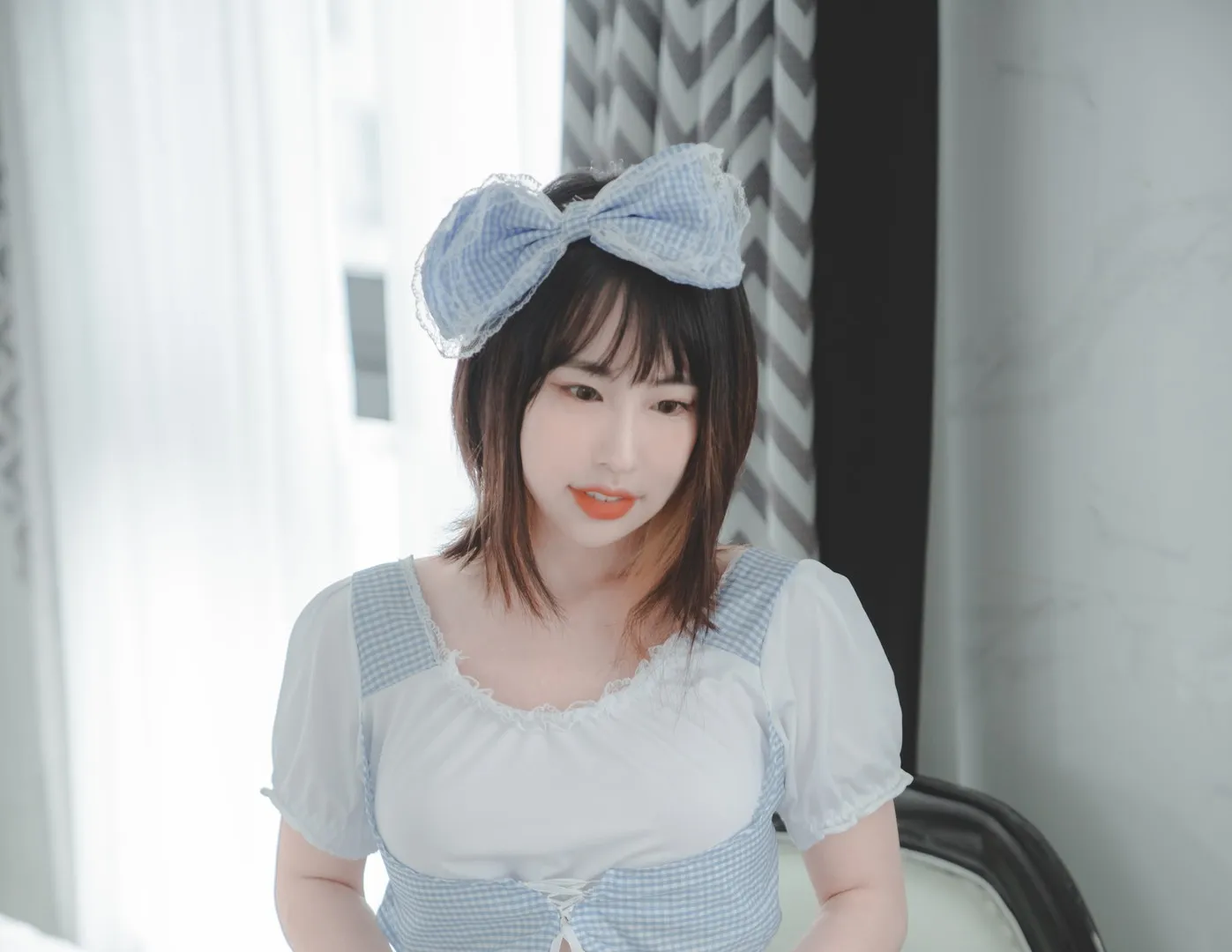 Uhye(이유혜)浅蓝格纹蝴蝶结白色短袖室内写真